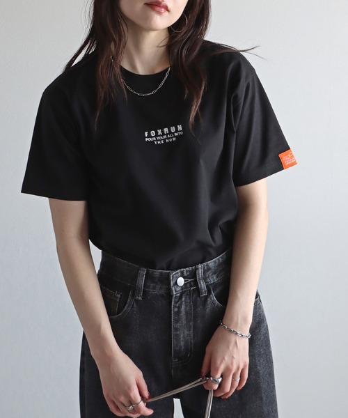 COURO（コウロ）の「【FOXRUN/フォックスラン】 別注ワンポイント刺繍Tシャツ（Tシャツ/カットソー・レディース・オートミール/ネイビー/ブラック系/キナリ/チャコール/ホワイト/ライトグレー系/クリーム/チャコールグレー/ネイビー系/ブラック/ホワイト系・M/L）」の6枚目の写真