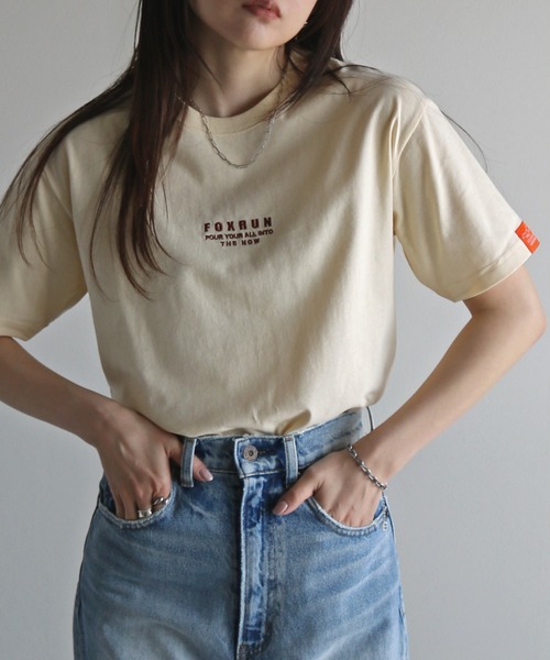COURO（コウロ）の「【FOXRUN/フォックスラン】 別注ワンポイント刺繍Tシャツ（Tシャツ/カットソー・レディース・オートミール/ネイビー/ブラック系/キナリ/チャコール/ホワイト/ライトグレー系/クリーム/チャコールグレー/ネイビー系/ブラック/ホワイト系・M/L）」の3枚目の写真
