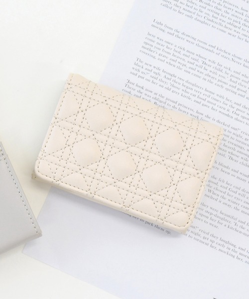 ALTROSE（アルトローズ）の「名刺ケース 名刺入れ カードケース キルティング ジェニファー（名刺入れ・レディース・アイボリー/ブラック/グレー・FREE）」の2枚目の写真