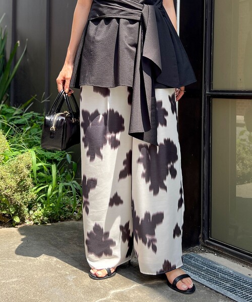 NOLLEY’S(ノーリーズ)の「ウォッシャブルぼかし花柄イージーワイドパンツ(その他パンツ・レディース・ホワイト系その他2/ベージュ系その他・38/36)」の21枚目の写真