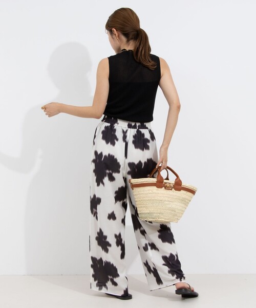 NOLLEY’S(ノーリーズ)の「ウォッシャブルぼかし花柄イージーワイドパンツ(その他パンツ・レディース・ホワイト系その他2/ベージュ系その他・38/36)」の7枚目の写真