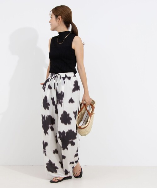 NOLLEY’S(ノーリーズ)の「ウォッシャブルぼかし花柄イージーワイドパンツ(その他パンツ・レディース・ホワイト系その他2/ベージュ系その他・38/36)」の8枚目の写真