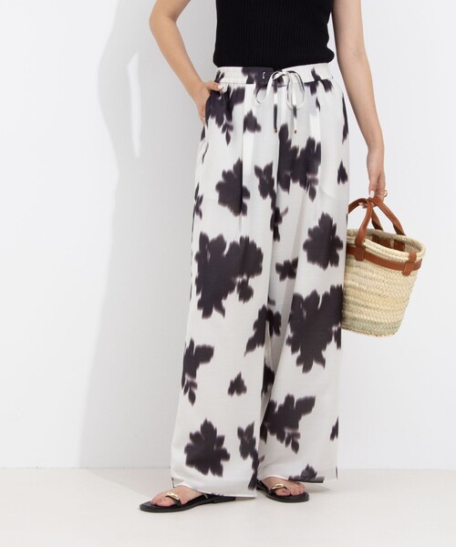 NOLLEY’S(ノーリーズ)の「ウォッシャブルぼかし花柄イージーワイドパンツ(その他パンツ・レディース・ホワイト系その他2/ベージュ系その他・38/36)」の11枚目の写真