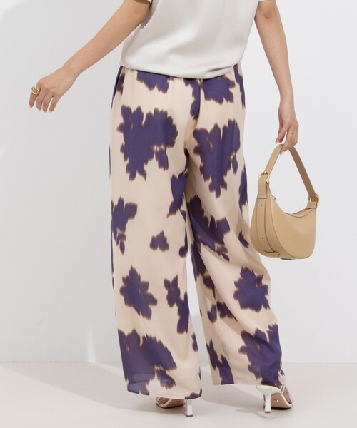 NOLLEY’S(ノーリーズ)の「ウォッシャブルぼかし花柄イージーワイドパンツ(その他パンツ・レディース・ホワイト系その他2/ベージュ系その他・38/36)」の3枚目の写真