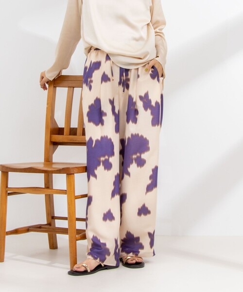 NOLLEY’S(ノーリーズ)の「ウォッシャブルぼかし花柄イージーワイドパンツ(その他パンツ・レディース・ホワイト系その他2/ベージュ系その他・38/36)」の6枚目の写真