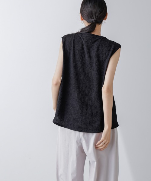 NANO universe(ナノユニバース)の「楊柳カットノースリーブシャツ(Tシャツ/カットソー・レディース・キャメル/アイボリー/ブラック・FREE)」の9枚目の写真