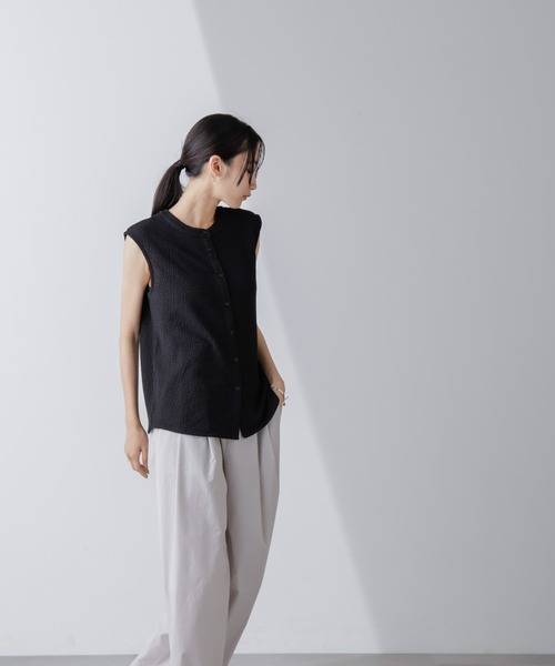 NANO universe(ナノユニバース)の「楊柳カットノースリーブシャツ(Tシャツ/カットソー・レディース・キャメル/アイボリー/ブラック・FREE)」の6枚目の写真