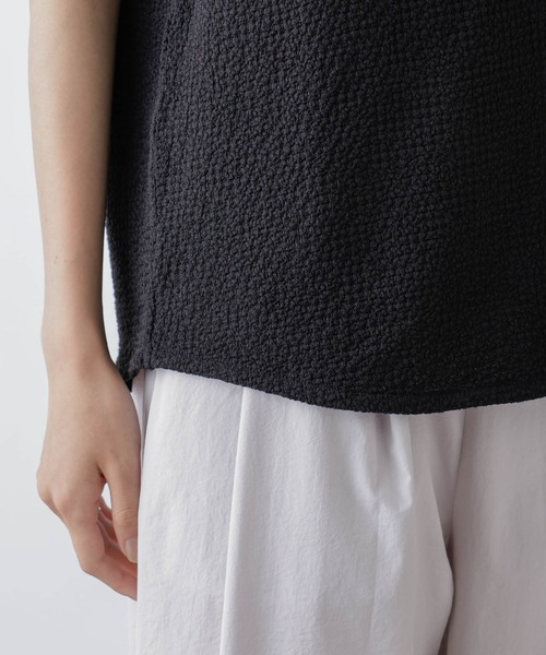 NANO universe(ナノユニバース)の「楊柳カットノースリーブシャツ(Tシャツ/カットソー・レディース・キャメル/アイボリー/ブラック・FREE)」の13枚目の写真