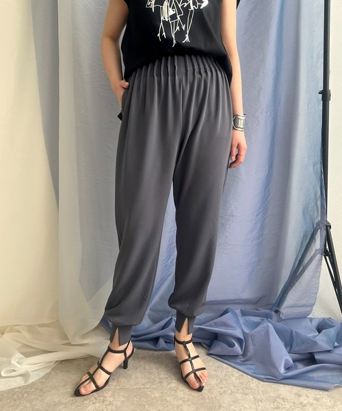 LHELBIE（レルビエ）の「ウエストタックジョガーパンツ（その他パンツ・レディース・チャコールグレー/レッド/ブルー/ブラック・M）」の2枚目の写真