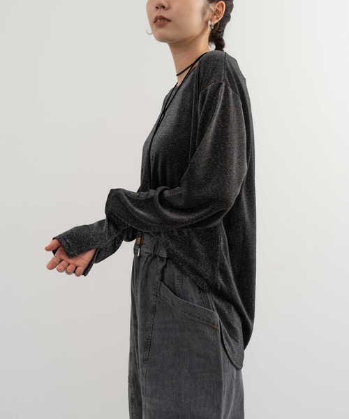 refinedworks(リファインドワークス)の「【refinedworkds】 ラメ生地で肌側はチクチクしないカットソー!(Tシャツ/カットソー・レディース・グレー/オフホワイト/ブラック・FREE)」の6枚目の写真