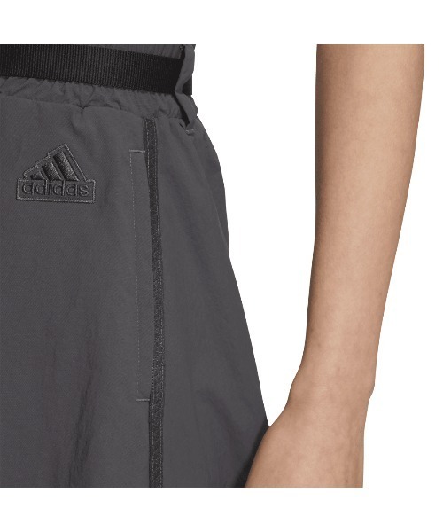 adidas(アディダス)の「アディダス adidas リュクスフロー ルーズフィット ストレッチウーブンスカート(スカート・レディース・ホワイト/チャコールグレー・S/M/L/XL)」の4枚目の写真