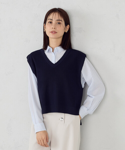 COMME CA ISM（コムサイズム）の「Ⅴネックニットベスト（ベスト・レディース・グレイッシュベージュ/オフホワイト/ネイビー/グリーン・FREE）」の4枚目の写真