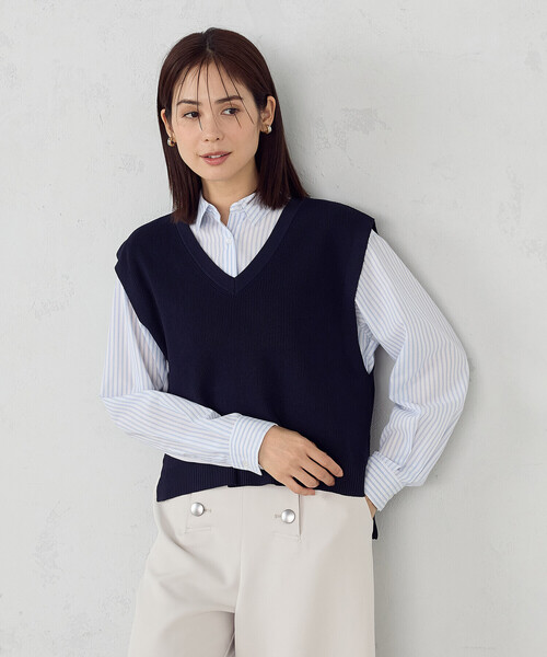 COMME CA ISM（コムサイズム）の「Ⅴネックニットベスト（ベスト・レディース・グレイッシュベージュ/オフホワイト/ネイビー/グリーン・FREE）」の8枚目の写真