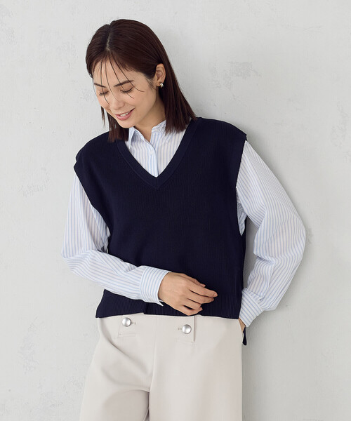 COMME CA ISM（コムサイズム）の「Ⅴネックニットベスト（ベスト・レディース・グレイッシュベージュ/オフホワイト/ネイビー/グリーン・FREE）」の9枚目の写真