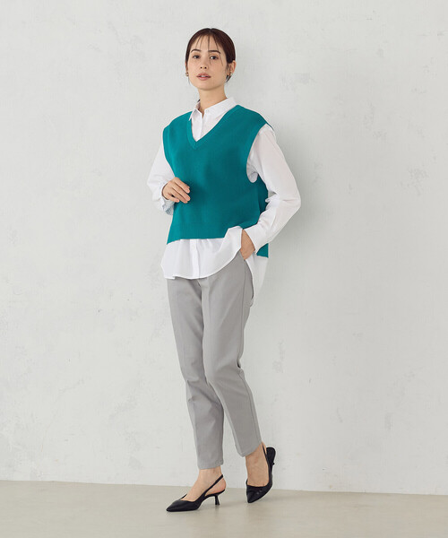 COMME CA ISM（コムサイズム）の「Ⅴネックニットベスト（ベスト・レディース・グレイッシュベージュ/オフホワイト/ネイビー/グリーン・FREE）」の10枚目の写真