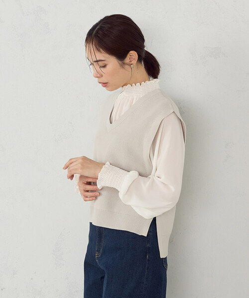 COMME CA ISM（コムサイズム）の「Ⅴネックニットベスト（ベスト・レディース・グレイッシュベージュ/オフホワイト/ネイビー/グリーン・FREE）」の13枚目の写真