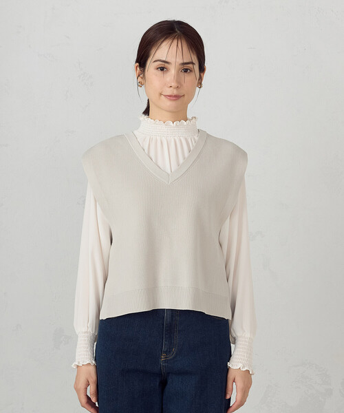 COMME CA ISM（コムサイズム）の「Ⅴネックニットベスト（ベスト・レディース・グレイッシュベージュ/オフホワイト/ネイビー/グリーン・FREE）」の14枚目の写真