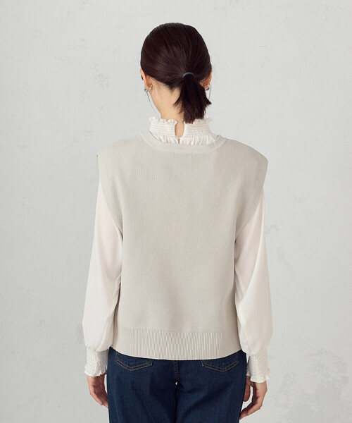 COMME CA ISM（コムサイズム）の「Ⅴネックニットベスト（ベスト・レディース・グレイッシュベージュ/オフホワイト/ネイビー/グリーン・FREE）」の16枚目の写真