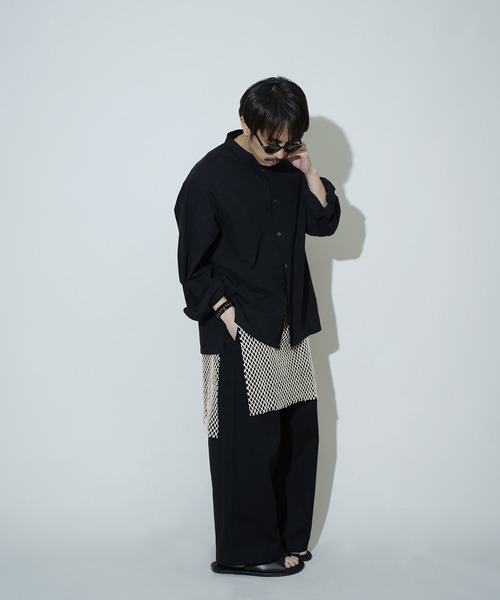 Aphlotus(アプロタス)の「サイドスリット スタンドカラーセミロング オーバーシャツ(シャツ/ブラウス・メンズ・ブラック/レッド/オフホワイト・LARGE/MEDIUM/SMALL)」の9枚目の写真