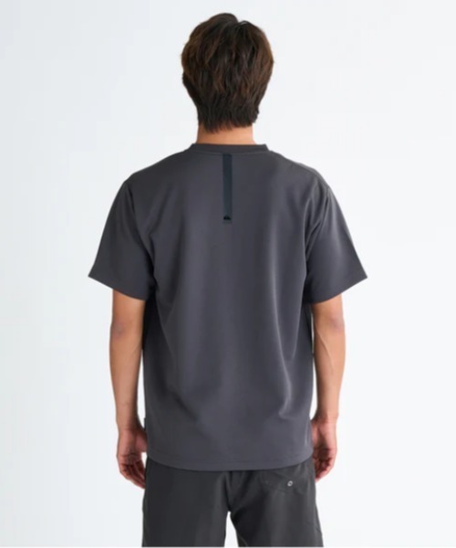 Quiksilver（クイックシルバー）の「COMP LOGO SS /クイックシルバーロゴラッシュガード（水着）（ラッシュガード・メンズ・ブラック/ホワイト/グレー・MEDIUM/X-LARGE/LARGE/SMALL）」の6枚目の写真