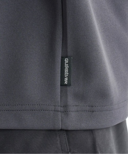 Quiksilver（クイックシルバー）の「COMP LOGO SS /クイックシルバーロゴラッシュガード（水着）（ラッシュガード・メンズ・ブラック/ホワイト/グレー・MEDIUM/X-LARGE/LARGE/SMALL）」の9枚目の写真