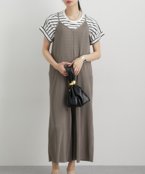 nissen（ニッセン）の「プリーツワイドサロペットパンツ（サロペット/オーバーオール・レディース・チャコールグレー/ブラック/モカ・M/L）」の6枚目の写真