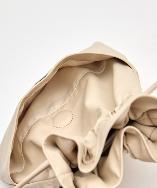 beautiful people（ビューティフルピープル）の「【beautiful people/ビューティフルピープル】《STUDIOUS別注》《新型》2WAYショルダー巾着バッグ（ショルダーバッグ・レディース・ブラック/ベージュ/シルバー/ブラウン・FREE）」の17枚目の写真