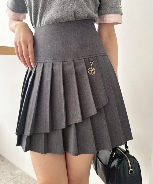 one after another NICE CLAUP（ワンアフターアナザーナイスクラップ）の「【サイズ展開あり】チャーム付きイレヘムプリーツスカート（スカート・レディース・ブラック/グレー系その他/杢グレー/ネイビー・SMALL/MEDIUM）」の3枚目の写真