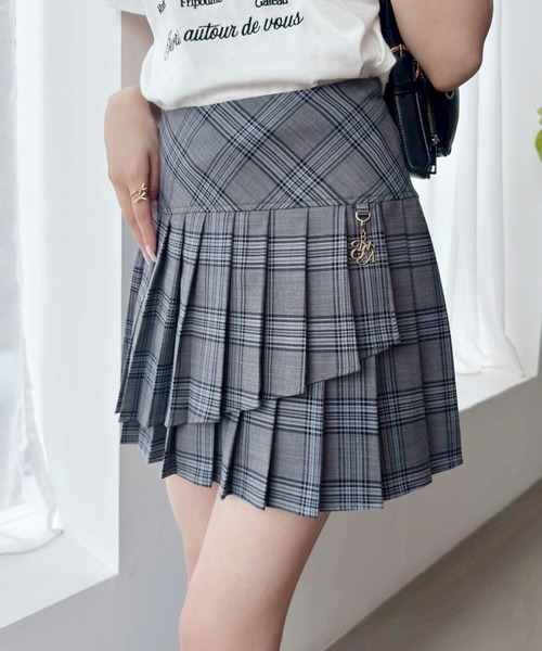 one after another NICE CLAUP（ワンアフターアナザーナイスクラップ）の「【サイズ展開あり】チャーム付きイレヘムプリーツスカート（スカート・レディース・ブラック/グレー系その他/杢グレー/ネイビー・SMALL/MEDIUM）」の4枚目の写真