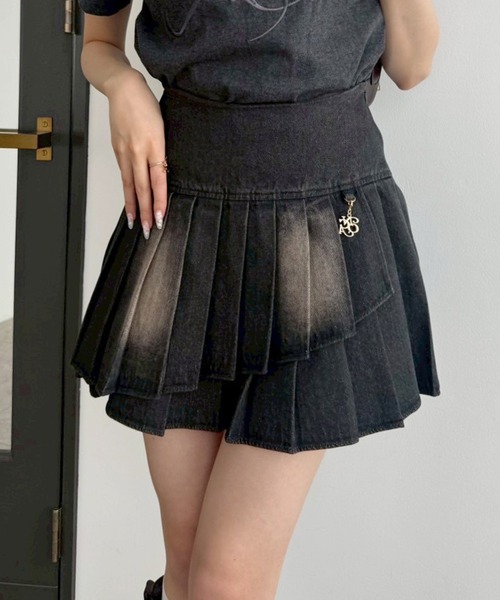 one after another NICE CLAUP（ワンアフターアナザーナイスクラップ）の「【サイズ展開あり】チャーム付きイレヘムプリーツスカート（スカート・レディース・ブラック/グレー系その他/杢グレー/ネイビー・SMALL/MEDIUM）」の2枚目の写真