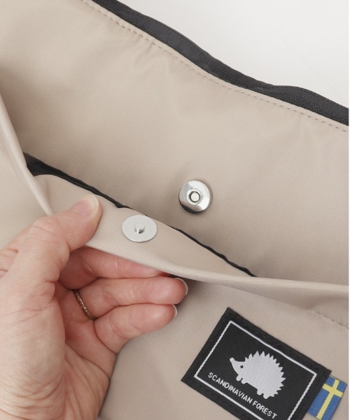 SCANDINAVIAN FOREST（スカンジナビアン・フォレスト）の「SCANDINAVIAN FOREST ミニバナナショルダーバッグ（ショルダーバッグ・レディース・グリーン/チャコール/ブラック/ブルー/ベージュ・FREE）」の8枚目の写真