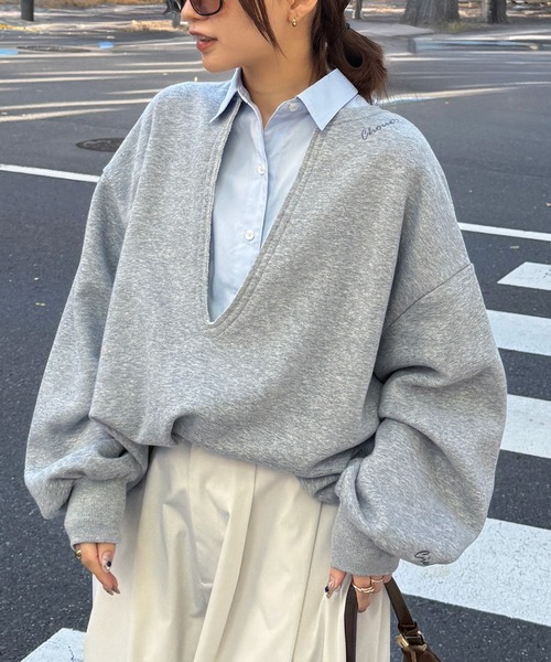 RANAN(ラナン)の「裏起毛深Vネックロゴ刺繍スウェット(スウェット・レディース・アイボリー/グレー/チャコール・M-L/L-XL)」の1枚目の写真