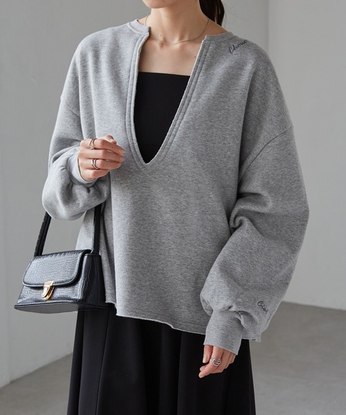 RANAN(ラナン)の「裏起毛深Vネックロゴ刺繍スウェット(スウェット・レディース・アイボリー/グレー/チャコール・M-L/L-XL)」の4枚目の写真