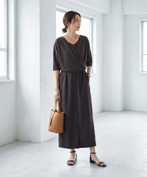 STYLE DELI(スタイルデリ)の「【LUXE】カシュクールみたいに結ぶワンピース(ワンピース・レディース・ブラウン系/オレンジ系・01/02)」の1枚目の写真