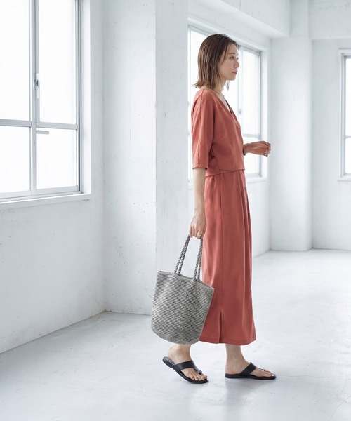 STYLE DELI(スタイルデリ)の「【LUXE】カシュクールみたいに結ぶワンピース(ワンピース・レディース・ブラウン系/オレンジ系・01/02)」の3枚目の写真