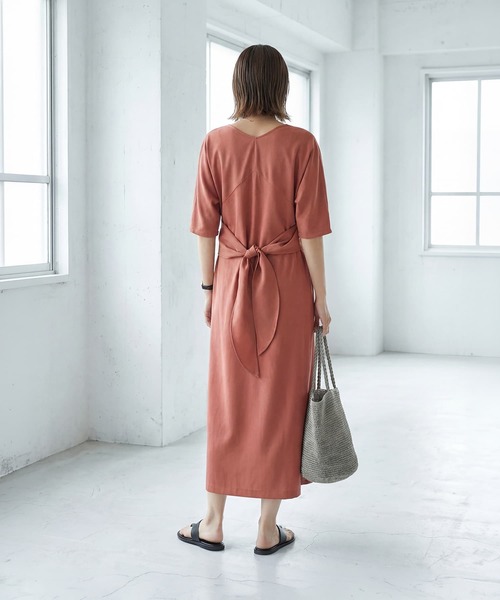STYLE DELI(スタイルデリ)の「【LUXE】カシュクールみたいに結ぶワンピース(ワンピース・レディース・ブラウン系/オレンジ系・01/02)」の4枚目の写真
