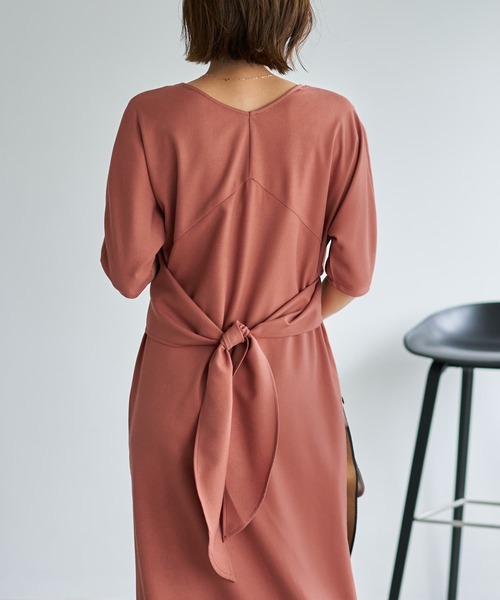 STYLE DELI(スタイルデリ)の「【LUXE】カシュクールみたいに結ぶワンピース(ワンピース・レディース・ブラウン系/オレンジ系・01/02)」の5枚目の写真