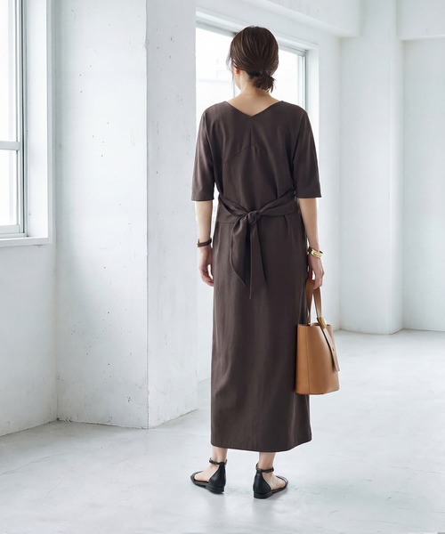 STYLE DELI(スタイルデリ)の「【LUXE】カシュクールみたいに結ぶワンピース(ワンピース・レディース・ブラウン系/オレンジ系・01/02)」の14枚目の写真