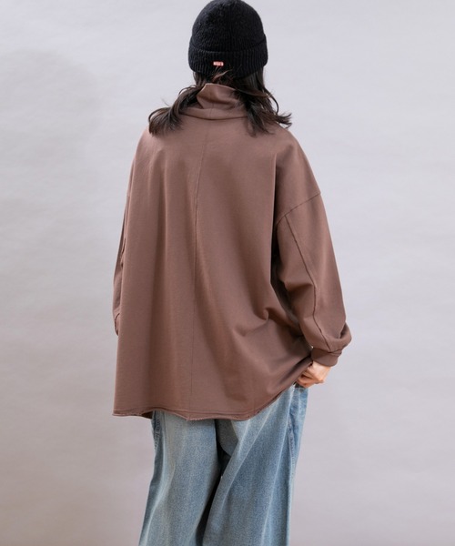 URCH RNA(アーチ アールエヌエー)の「M2494 丸いポケットのBIGタートルプルオーバー(Tシャツ/カットソー・レディース・モカ/チャコール/ナチュラル・FREE)」の7枚目の写真