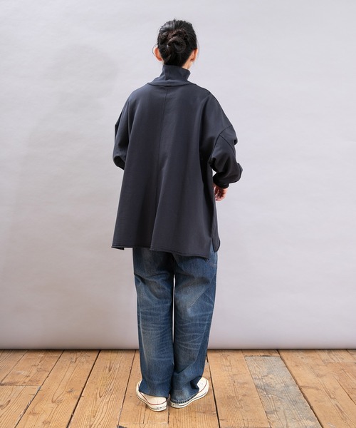 URCH RNA(アーチ アールエヌエー)の「M2494 丸いポケットのBIGタートルプルオーバー(Tシャツ/カットソー・レディース・モカ/チャコール/ナチュラル・FREE)」の13枚目の写真
