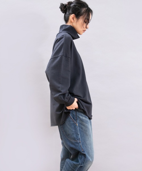 URCH RNA(アーチ アールエヌエー)の「M2494 丸いポケットのBIGタートルプルオーバー(Tシャツ/カットソー・レディース・モカ/チャコール/ナチュラル・FREE)」の4枚目の写真