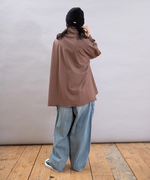 URCH RNA(アーチ アールエヌエー)の「M2494 丸いポケットのBIGタートルプルオーバー(Tシャツ/カットソー・レディース・モカ/チャコール/ナチュラル・FREE)」の18枚目の写真