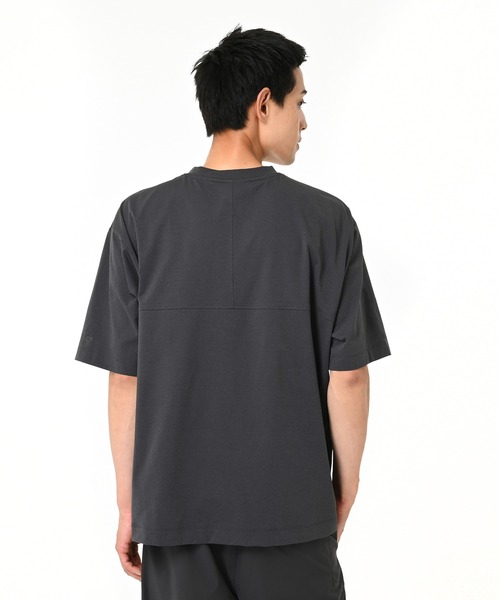 NEW BALANCE(ニューバランス)の「ファンクショナルリラックスフィットショートスリーブTシャツ(Tシャツ/カットソー・メンズ・チャコールグレー・X-LARGE/LARGE/MEDIUM/SMALL/XX-LARGE)」の3枚目の写真