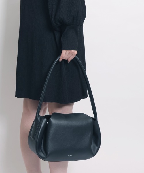 YArKA（ヤーカ）の「【YArKA/ヤーカ】real leather one shoulder tuck bag [fupaqi] / タックフォルムワンハンドルバッグ（トートバッグ・レディース・ブラック・FREE）」の5枚目の写真