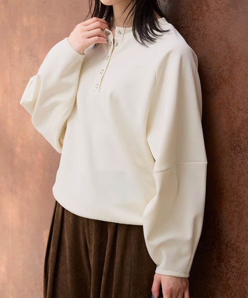 THE CRAFT CREW PRODUCTS(ザクラフトクループロダクツ)の「ヘンリーネック コクーンラグランスリーブ オーバーサイズソフトダンボールニットスウェット【THE CRAFT CREW PRODUCTS】(スウェット・レディース・モカ/ブラック/アイボリー/ダークグレー/ライトグレー・L/M)」の2枚目の写真
