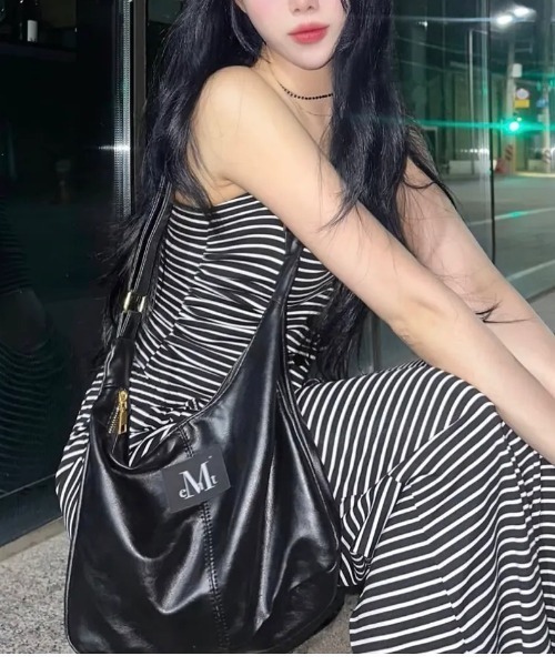 MUCENT（ムセント）の「【MUCENT】ブランド直輸入正規品/メリン ゴールドライン レザー ショルダーバッグ MERIN GOLD LINE LEATHER SHOULDER BAG（ショルダーバッグ・レディース・ブラック/ブラウン・FREE）」の4枚目の写真