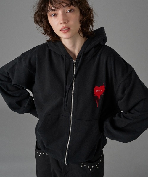 ONCILY（オンシェリー）の「25AW HEART LOGO FULL-ZIP HOODIE / ハート