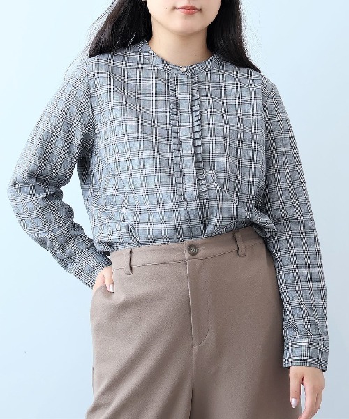 fleur by mint breeze(フルールバイミントブリーズ)の「【L~5L 大きいサイズ】バンドカラーフロントフリルシャツ(シャツ/ブラウス・レディース・ネイビー/ベージュ/ホワイト×ブラック・LL/3L/4L/5L)」の2枚目の写真