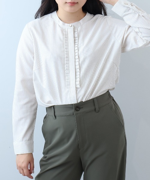 fleur by mint breeze(フルールバイミントブリーズ)の「【L~5L 大きいサイズ】バンドカラーフロントフリルシャツ(シャツ/ブラウス・レディース・ネイビー/ベージュ/ホワイト×ブラック・LL/3L/4L/5L)」の1枚目の写真