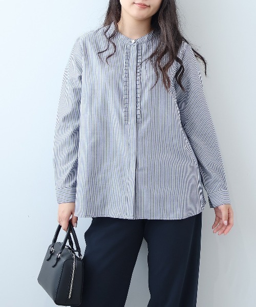 fleur by mint breeze(フルールバイミントブリーズ)の「【L~5L 大きいサイズ】バンドカラーフロントフリルシャツ(シャツ/ブラウス・レディース・ネイビー/ベージュ/ホワイト×ブラック・LL/3L/4L/5L)」の3枚目の写真